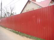 Красный забор из профнастила №10